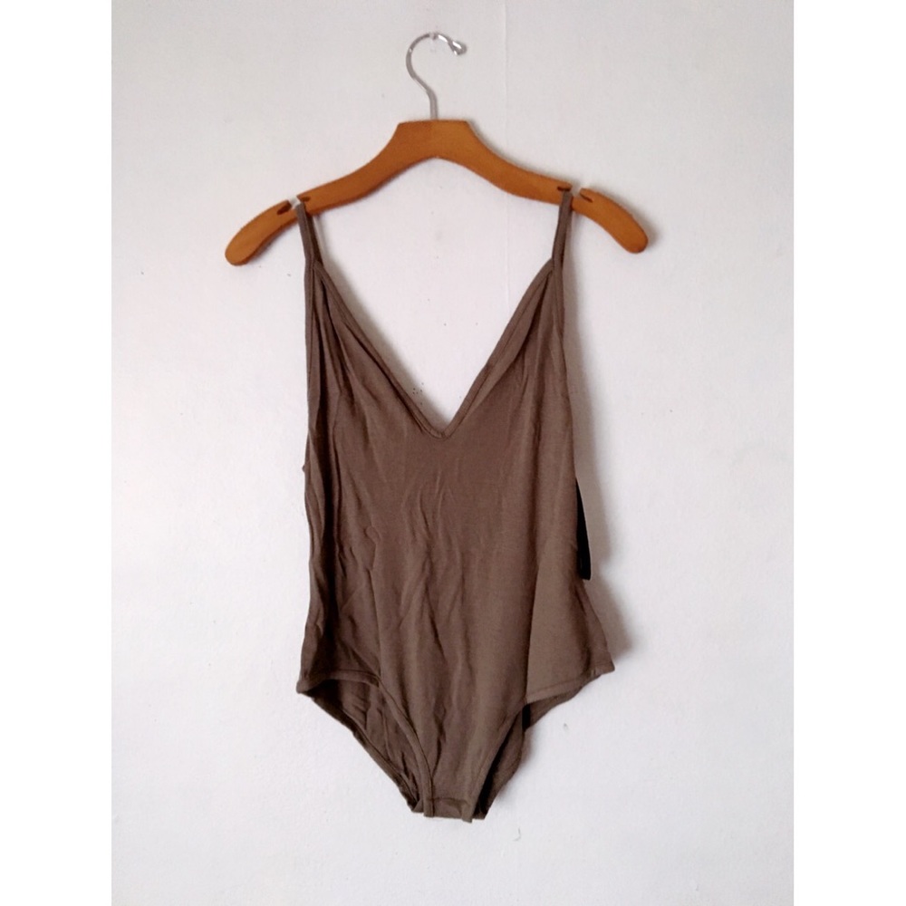 NWT BASIC V NECK BODYSUIT